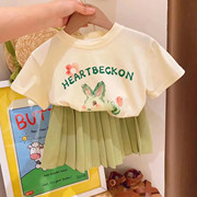 女童套装2023夏季宝宝卡通字母小兔短袖T恤+绿色百褶半身裙萌