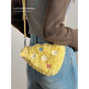 uustudio原创小众设计毛绒绒可爱三角奶酪包纽扣迷你手机斜挎包潮
