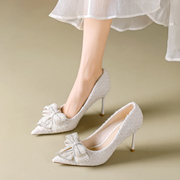 白色珍珠蝴蝶结婚鞋女细跟法式时尚浅口尖头高跟鞋，宴会配裙伴娘鞋