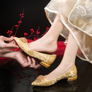 孕妇婚鞋秀禾婚纱中式新娘鞋2023年金色粗跟平底鞋女尖头单鞋