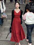 时尚设计蕾丝拼接红色吊带连衣裙，女夏韩版收腰，v领氛围感褶皱长裙