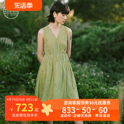 非鱼2022夏季无袖V领苎麻连衣裙文艺减龄绣花女装裙子