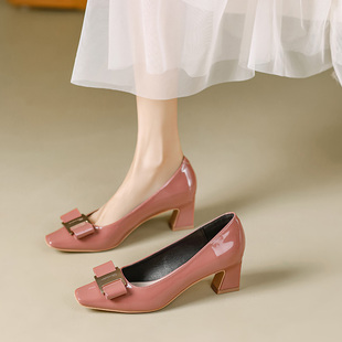 网红裸粉色漆皮高跟鞋女粗跟法式金属蝴蝶结浅口方头中跟软底单鞋