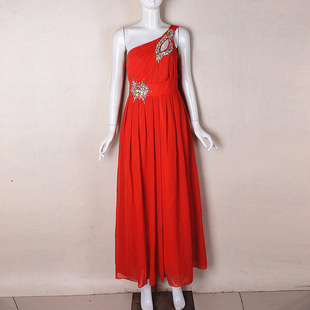 2023女式夏季红色单肩晚礼服，镶钻不对称婚礼主持人演出服尾货