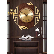 客厅挂钟玄关装饰中国风卧室时尚钟表新中式实木圆形静音石英挂表