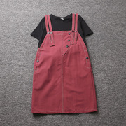 酒红色双肩带背带裙短裙女2022年夏季气质T恤两件套开叉套装