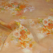 瓦娜原创花型设计高端质苎麻，印染布料浅橘花簇系裙袍衬衫服装面料