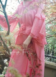兰奕屋语原创设计粉色波浪手工，花朵连衣裙荷叶，边前短后长浪漫夏