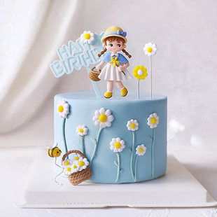 烘焙蛋糕装饰原创蓝色清新白裙，黄帽女孩雏菊花海场景生日插件