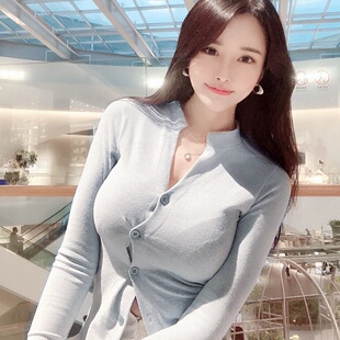 韩国东大门2024春季性感女人味纽扣心机显胸大长袖T恤女上衣