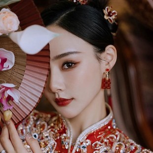 双喜字耳环女时尚气质耳饰，新中式红色旗袍，新娘结婚敬酒服耳坠