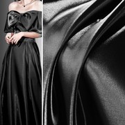 暗黑色高亮水光缎面料科技，感水晶缎，裤子裙子礼服丝滑垂顺布料