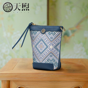 pmsix天煦女包新中式国风织锦，设计休闲单肩斜挎牛皮蓝色水桶小包