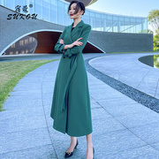 墨绿色风衣外套女中长款女2024年简约双排扣流行韩系风格穿搭