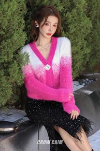 渐变V领钻扣针织开衫粉色温柔气质时髦韩版CROWCAIM2023冬