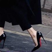 红色底高跟鞋女浅口黑色，性感细跟2023尖头高级感裸色漆皮单鞋