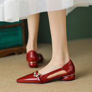 平底鞋女2024春夏季真皮尖头，红色平跟单鞋镂空一字带时装凉鞋