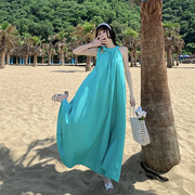 复古蓝色露肩挂脖无袖连衣裙宽松遮肉三亚沙滩裙海边度假气质长裙