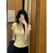 奶黄色v领正肩短袖t恤女夏季2024修身设计感纽扣美式辣妹上衣