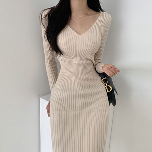 韩国chic秋季简约气质v领弹力，修身显瘦长袖，坑条针织包臀连衣裙女