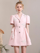 2024年别致粉色西装裙蕾丝镂空小众设计感系带收腰通勤连衣裙
