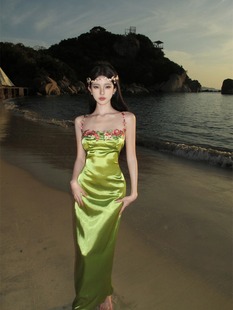 海边度假刺绣花朵绿色缎面吊带，连衣裙女夏季性感辣妹纯欲风包臀裙