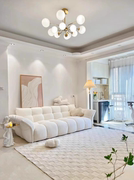 法式奶油风简约现代小户型，客厅设计师轻奢布艺，羊羔绒百合花瓣沙发