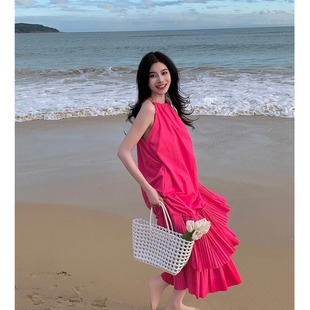 海边度假玫红色荷叶边拼接吊带连衣裙女夏季法式气质百褶沙滩长裙