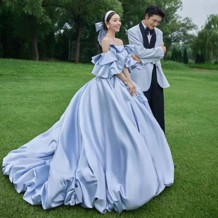 一字肩蓝色在逃公主风主题，婚纱影楼服装情侣外景拍照摄影拖尾礼服