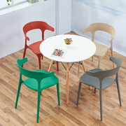 现代简约塑料餐椅成人北欧时尚，休闲椅子餐厅创意牛角椅家用靠背凳