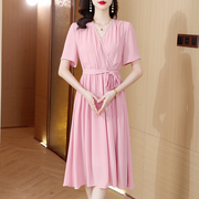 气质法式粉色v领连衣裙女2023夏季钉珠系带，泡泡袖显瘦中长裙