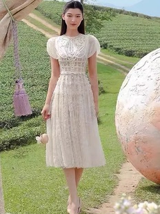 越南设计师小众重工水溶蕾丝白色小礼服刺绣花朵收腰露肩连衣裙