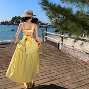纯欲风黄色吊带连衣裙三亚氛围感蝴蝶结露背沙滩裙海边拍照长裙子