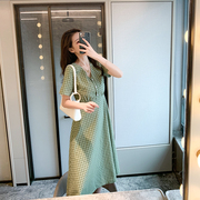 小清新绿色v领格子连衣裙夏2024年收腰显瘦法式复古仙女长裙