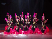 六一儿童大美新疆维族舞蹈石榴红了演出小哪吒表演服渐变色大摆裙