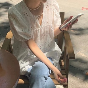 chic蕾丝镂空V领衬衫女夏季设计感女小众泡泡袖娃娃衫中长款上衣