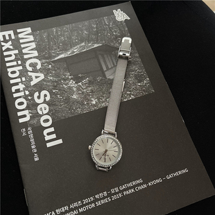 北欧小众高级感ins简约气质复古夏季手表女士法式镶钻表盘石英表