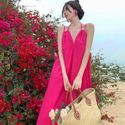 玫红色挂脖吊带连衣裙子女夏法式(夏法式)宽松遮肉海边旅游拍照好看的裙子