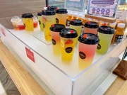 高档饮料鲜榨果汁冷冰饮展示架，透明亚克力奶茶饮品店陈列盒子