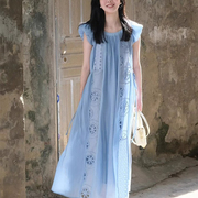 法式茶歇小飞袖蓝色连衣裙，女2024夏季小香风度假镂空刺绣气质长裙