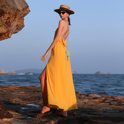 黄色海边沙滩裙海岛，度假穿搭挂脖吊带连衣裙多巴胺露背开叉长裙