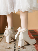 白色短靴女粗跟2024春秋，加绒法式小踝靴，丝带蝴蝶结珍珠高跟鞋