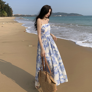 2024夏法式(夏法式)海边度假沙滩裙蓝色雪纺长裙，气质碎花吊带连衣裙女