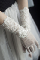 设计新娘蕾丝手套，细密显瘦婚纱，