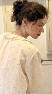 bergere乔亚女士定制面料，棉坯色微皱花朵绣花荷叶领衬衫