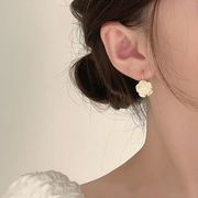 法式珍珠山茶花耳饰女夏天白色花朵耳环高级感轻奢，耳钉设计感耳坠