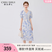 秋水伊人设计感新中式青花瓷连衣裙，2024年夏季女v领显瘦裙子