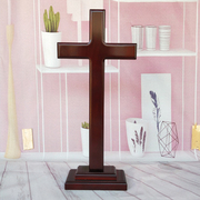 红棕色实木十字架摆件，手持木桌面，摆送礼物品实木十字架挂件