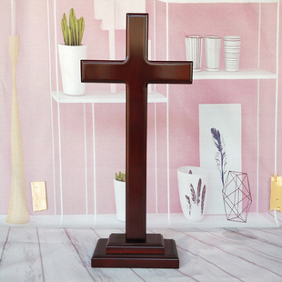 红棕色实木十字架摆件，手持木桌面摆送礼物品实木十字架挂件