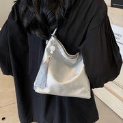 包包女2024斜挎包水桶包百搭银色包包链条，设计感上班手提包潮